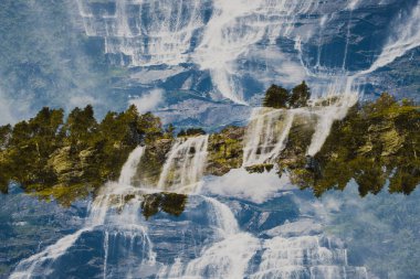 Norveç 'teki Tvindefossen şelalesinin soyut doğa görüşü