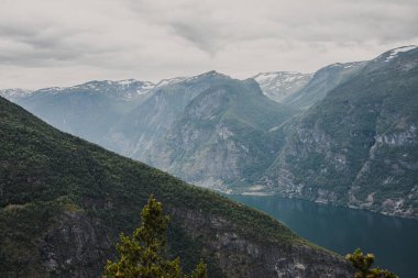 Norveç'te Aurland ve Laerdal arasında Ulusal Manzara rota Aurlandsfjellet boyunca Aurlandsfjord Aurlandsfjord üzerinde bakış açısından Stegastein görünümü