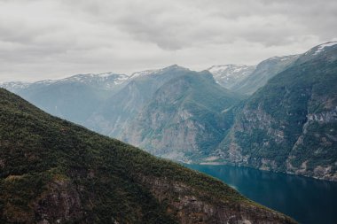 Norveç'te Aurland ve Laerdal arasında Ulusal Manzara rota Aurlandsfjellet boyunca Aurlandsfjord Aurlandsfjord üzerinde bakış açısından Stegastein görünümü