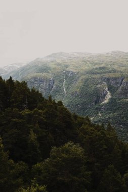 Norveç'te Aurland ve Laerdal arasında Ulusal Manzara rota Aurlandsfjellet boyunca Aurlandsfjord Aurlandsfjord üzerinde bakış açısından Stegastein görünümü