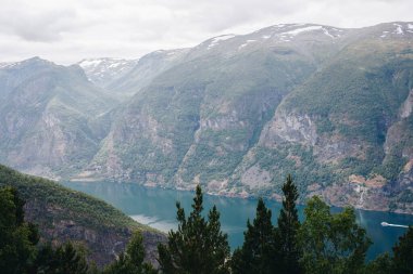 Norveç'te Aurland ve Laerdal arasında Ulusal Manzara rota Aurlandsfjellet boyunca Aurlandsfjord Aurlandsfjord üzerinde bakış açısından Stegastein görünümü