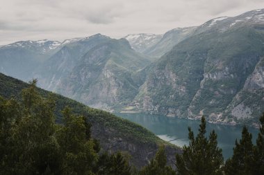 Norveç'te Aurland ve Laerdal arasında Ulusal Manzara rota Aurlandsfjellet boyunca Aurlandsfjord Aurlandsfjord üzerinde bakış açısından Stegastein görünümü