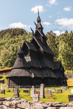 Borgund Kilisesi. 1180 'den 1250' ye kadar inşa edilmiş ve Havari St. Andrew 'a ithaf edilmiş. Dünyadaki en iyi korunmuş kiliselerden biridir..