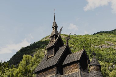 Borgund Kilisesi. 1180 'den 1250' ye kadar inşa edilmiş ve Havari St. Andrew 'a ithaf edilmiş. Dünyadaki en iyi korunmuş kiliselerden biridir..