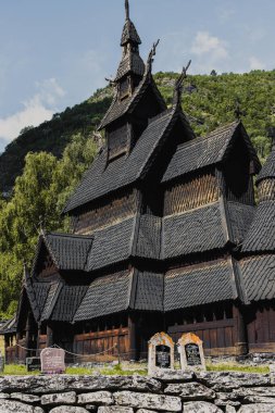 Borgund Kilisesi. 1180 'den 1250' ye kadar inşa edilmiş ve Havari St. Andrew 'a ithaf edilmiş. Dünyadaki en iyi korunmuş kiliselerden biridir..