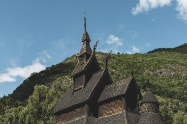 Borgund Kilisesi. 1180 'den 1250' ye kadar inşa edilmiş ve Havari St. Andrew 'a ithaf edilmiş. Dünyadaki en iyi korunmuş kiliselerden biridir..