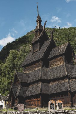 Borgund Kilisesi. 1180 'den 1250' ye kadar inşa edilmiş ve Havari St. Andrew 'a ithaf edilmiş. Dünyadaki en iyi korunmuş kiliselerden biridir..