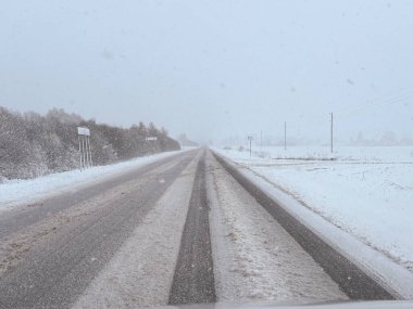 Sürücüler dikiz aynası yansımasında görünür. Kış mevsimi. Arabanın dikiz aynası görüntüsü ve görüntüsü. Kar fırtınası, kar fırtınası.