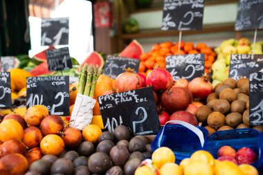 Macaristan, Budapeşte 'de sebze ve meyve dolu kutularla dolu renkli bir market.