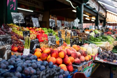 Macaristan, Budapeşte 'de sebze ve meyve dolu kutularla dolu renkli bir market.