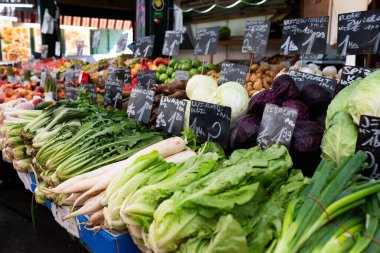 Macaristan, Budapeşte 'de sebze ve meyve dolu kutularla dolu renkli bir market.