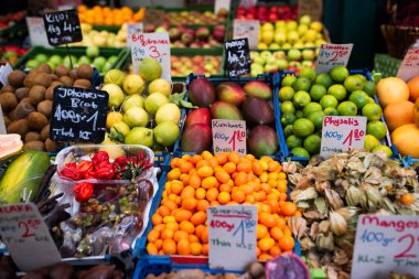 Macaristan, Budapeşte 'de sebze ve meyve dolu kutularla dolu renkli bir market.