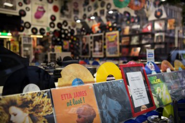 Salzburg, Avusturya - 30 Eylül 2022: Boş bir sokakta Vinil Dükkanı, retro konsept, klasik tarz