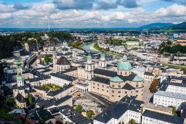 Salzburg 'un tarihi bir şehrinde, Salzach nehrinin güzel açık gökyüzünde, Salzburger Diyarı, Avusturya