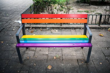 Viyana 'da gökkuşağı renginde bir bank