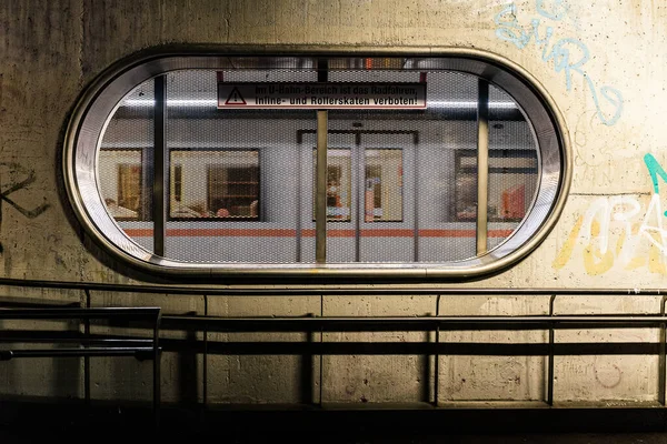 Olhe Através Janela Estação Metrô Centro Viena — Fotografia de Stock