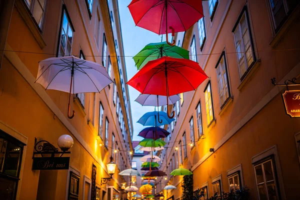 Wiedeń Austria Września 2022 Kolorowe Parasole Zdobiące Wąską Uliczkę Pomiędzy — Zdjęcie stockowe