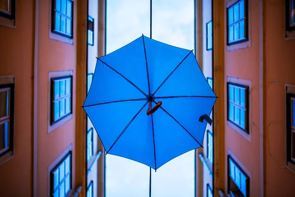 Kleurrijke Paraplu Versieren Een Smalle Straat Tussen Oude Europese Gele — Stockfoto