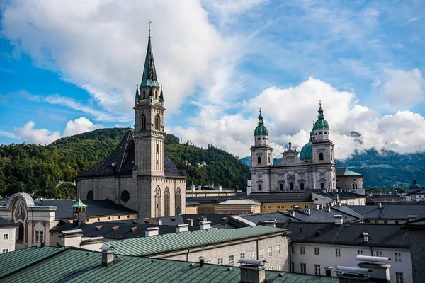 Salzburg 'un tarihi bir şehrinde, Salzach nehrinin güzel açık gökyüzünde, Salzburger Diyarı, Avusturya