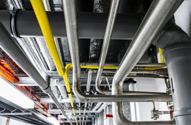 Fabrikanın yeraltı tesislerindeki gaz ve atık boru hatları, endüstriyel arka plan, inşaat tesisleri, sanayi konsepti