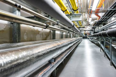 Fabrikanın yeraltı tesislerindeki gaz ve atık boru hatları, endüstriyel arka plan, inşaat tesisleri, sanayi konsepti