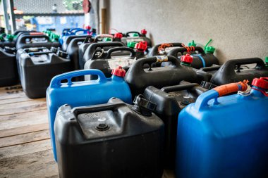 Laboratuarlardan kimyasal atık içeren plastik kaplar, atık yönetimi konsepti, renk fıçıları