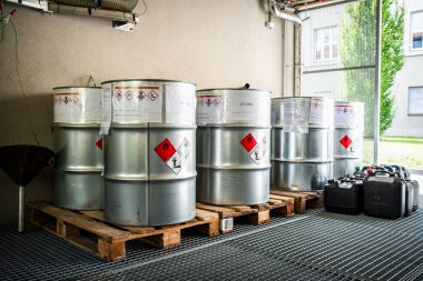 Laboratuarlardan kimyasal atık içeren büyük metal konteynırlar, atık yönetimi konsepti, renk fıçıları