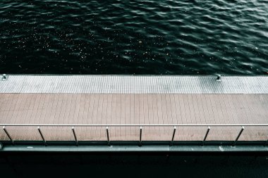 Modern Riverside Yürüyüşü Sakin Suların Üzerinde