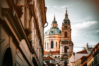 Prag 'daki Mal Strana Çatıları ve St. Nicholas Kilisesi Manzarası