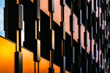 Geometrik Desenler ve Yansıtıcı Pencerelerle Canlı Modern Cephe