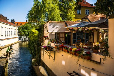 Prag 'ın Tarihi Kenti Prag' da Çiçekli Resimli Kanal Taraflı Kafe, Mal Strana