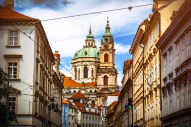 Prag 'daki Mal Strana Çatıları ve St. Nicholas Kilisesi Manzarası