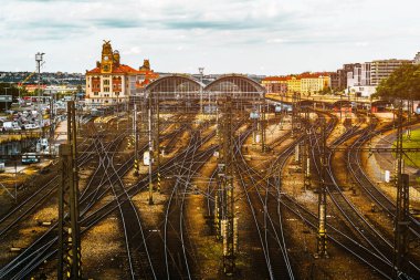 Prag, Çek Cumhuriyeti - 26 Haziran 2024: Prag Ana Tren İstasyonu (Wilson Tren İstasyonu), Çek Cumhuriyeti 'ndeki en büyük yolcu tren istasyonu ve Prag' daki en önemli tren istasyonu.