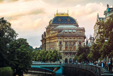 Prag, Çek Cumhuriyeti - 26 Haziran 2024: Prag 'da Ulusal Tiyatro, sonbahar sezonu, insanlar limanda
