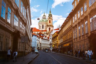 Prag, Çek Cumhuriyeti - 7 Ağustos 2024: Prag 'daki Mal Strana Çatılarının Manzarası ve St. Nicholas Kilisesi