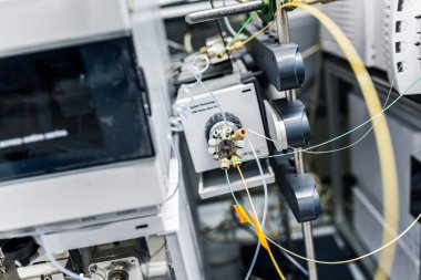 Prag, Çek Cumhuriyeti - 8 Kasım 2024: HPLC ve Kütle Spektrometri Sistemleri Laboratuvarında Gelişmiş Analitik Enstrümantasyon