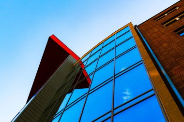 Temiz Çizgiler ve Açık Gökyüzü ile Modern Cam Mimarisinin Soyut Perspektifi