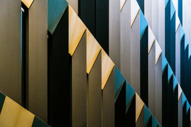 Işık, Gölgeler ve Açısal Geometrik Örnekler Etkileşimi ile Soyut Renkli Mimari Cephe