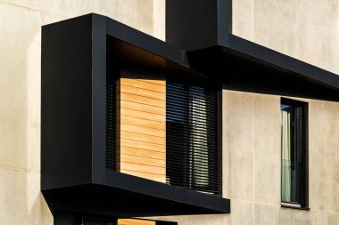 Geometrik Sürgülü Modern Mimari Cephe ve Güneş Işığında Yansıtıcı Pencereler