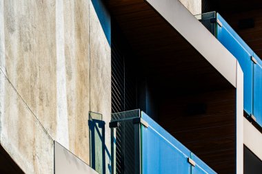 Geometrik Sürgülü Modern Mimari Cephe ve Güneş Işığında Yansıtıcı Pencereler