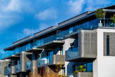 Modern Balkonlu Çağdaş Konut Binaları, Tuğla Cepheleri ve Açık Gökyüzü Altındaki Yansımalar