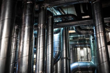 Teknik bir ortamda Otomatik Kontrolleri, Kabloları ve Metal Kanalları olan Endüstriyel HVAC Sistemi