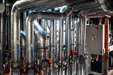 Prag, Çek Cumhuriyeti - 12 Aralık 2024: Teknik bir ortamda Otomatik Kontroller, Kablolar ve Metal Kanallar Endüstriyel HVAC Sistemi