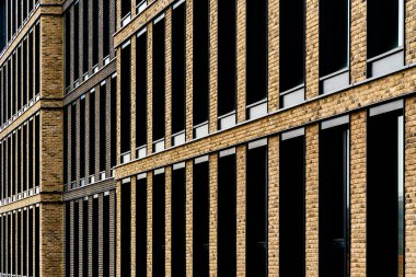 Tekrarlayan Dikey Pencereler ve Simetrik Mimari Tasarımı Olan Tuğla Ofis Binası Cephesi