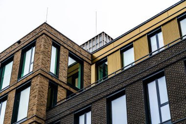 Tuğla Yüzlü Modern Şehir Binası, Büyük Pencereler ve Sarı Mimari Aksanlar