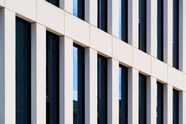 Beyaz dikey çerçeve ve mavi camla modern ofis cephesi