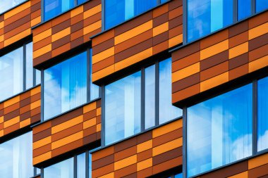 Turuncu ve kahverengi yatay panelli ofis binası