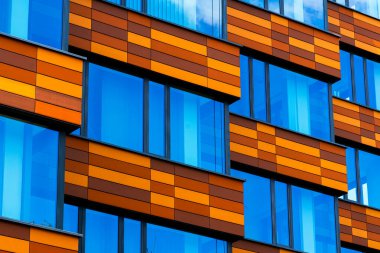 Turuncu ve kahverengi yatay panelli ofis binası