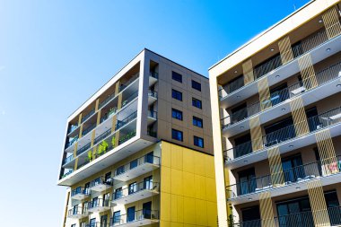 Değişik balkonları, canlı panelleri ve panel elementleri olan renkli yerleşim yerleri.