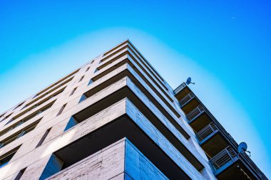 Açık Mavi Gökyüzüne Karşı Yansıtıcı Pencereli Modern Bir Binanın Dikey Bakış Açısı